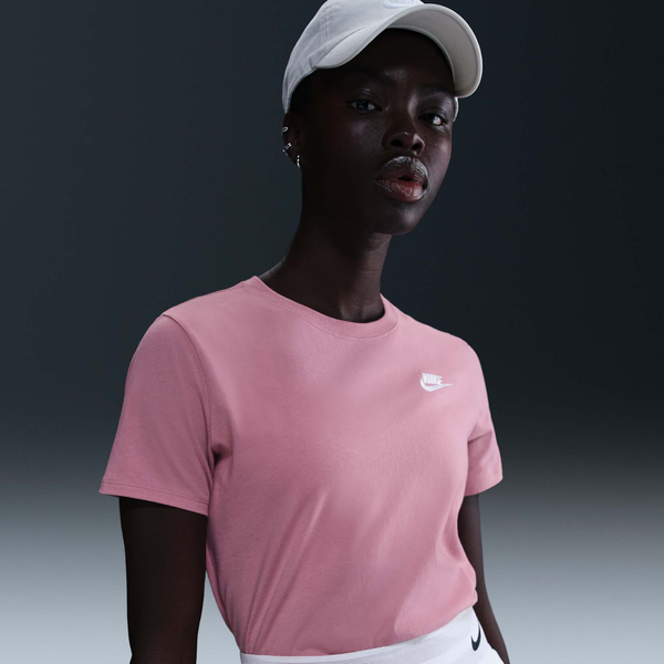 Camiseta Nike Sportswear Club Essentials Feminina - DX7902